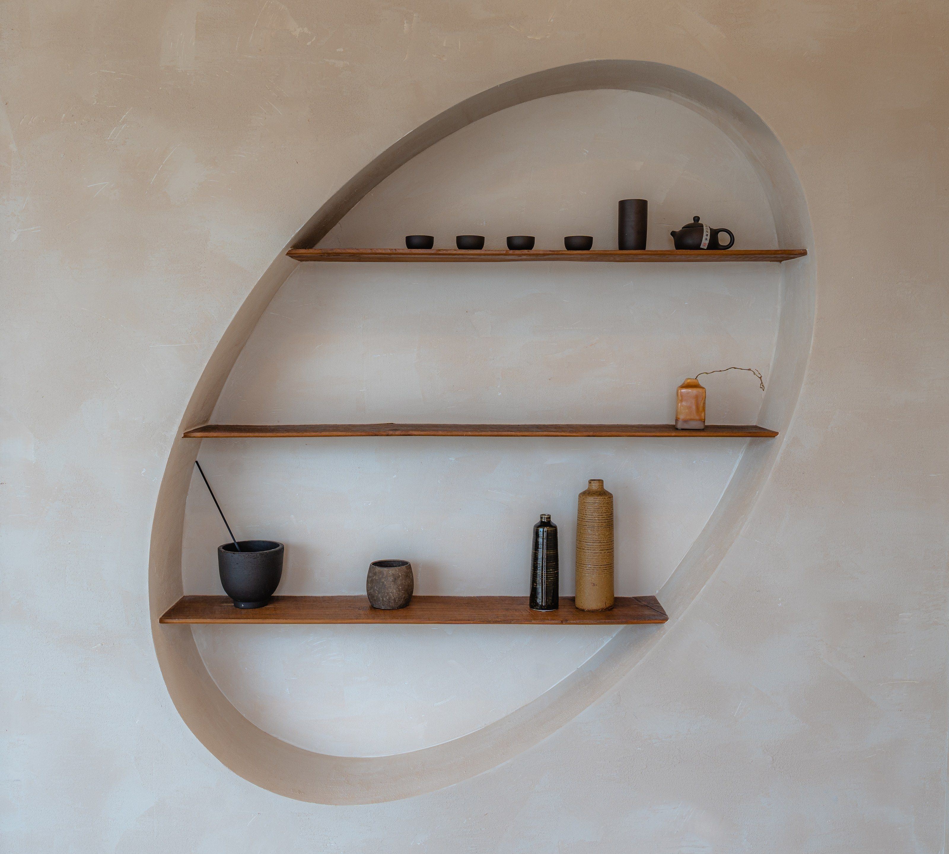 Objects on the oval wall shelf