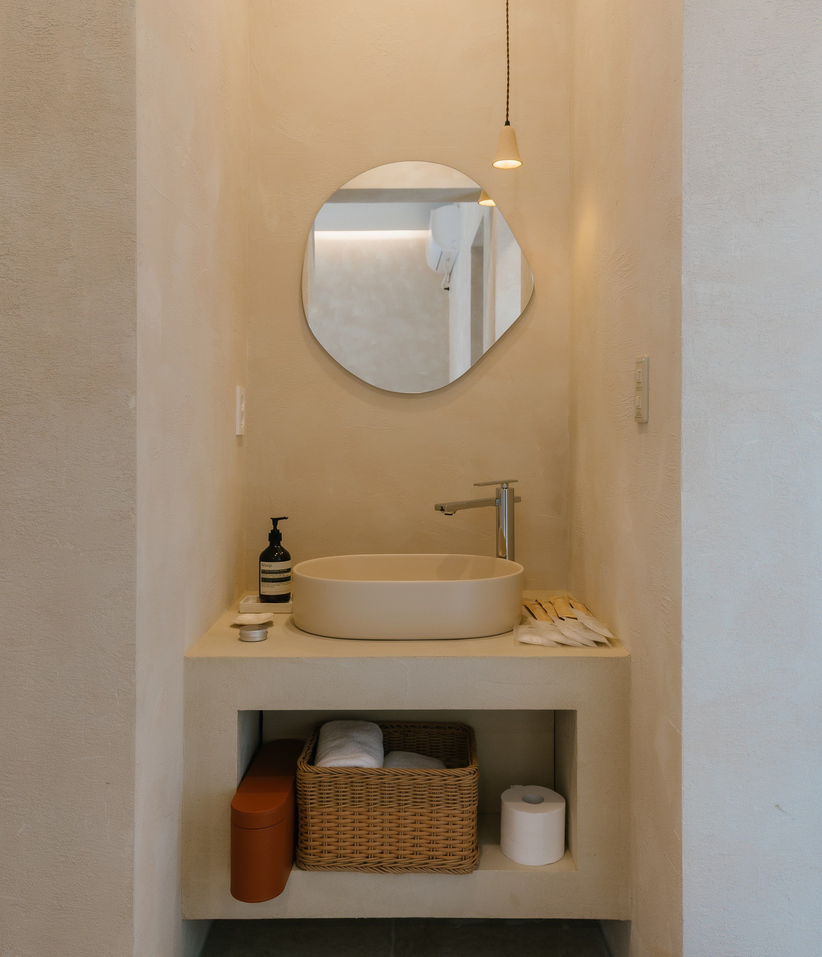 Washbasin with a round mirror